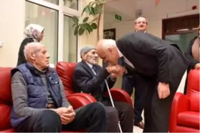 Kaymakam Aksoy huzurevinde kalan yaşlıları ziyaret etti