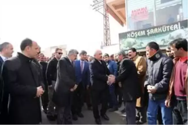 İçişleri Bakan Yardımcısı Ersoy, İran'daki depremden etkilenen Başkale'de Açıklaması