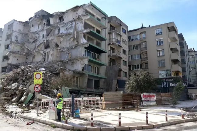 İzmir'de 40 yıldır eğik haldeki binalarda yıkım başladı