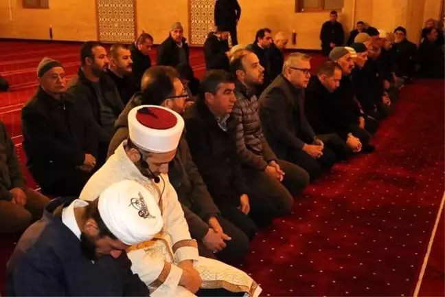 Niğde'de camilerde eller Mehmetçik için semaya kalktı