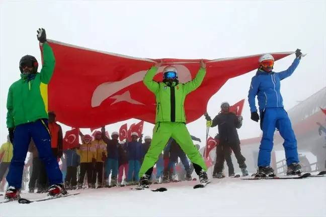 Şehitler, Erciyes'te Türk bayraklarıyla yapılan kayakla anıldı