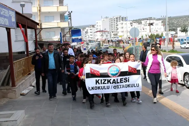 Mersin'de öğrenciler sokak hayvanlarına mama alarak sevgilerini gösterdi