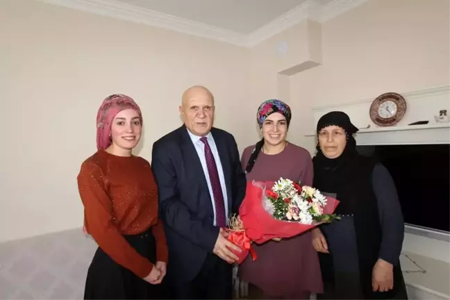 Başkan Pekmezci, 8 Mart Dünya Kadınlar Günü'nü çiçek dağıtarak kutladı