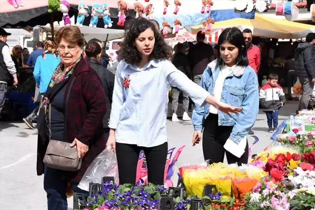 Muğla'da tiyatro oyuncuları pazarcı kadınlara yardım etti, evlerde temizlik yaptı