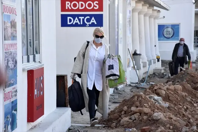 İstanköy Adası'ndan feribotla Bodrum'a getirilen yolcular sağlık kontrolünden geçirildi