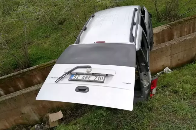 Ordu'da hafif ticari araç su kanalına çarptı: 1 yaralı