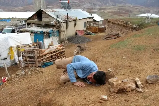 Heyelanın oluşturduğu yarıklardan korkan kardeşler yardım istiyor