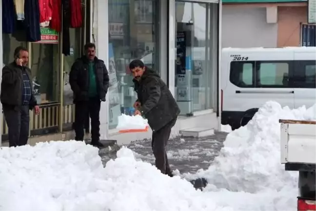 Karlıova'da baharda da kar yolları kapattı