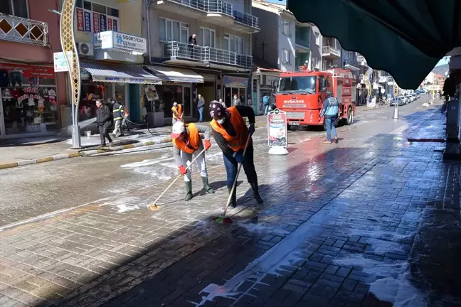 Banaz'daki cadde ve sokaklar köpüklü suyla dezenfekte edildi