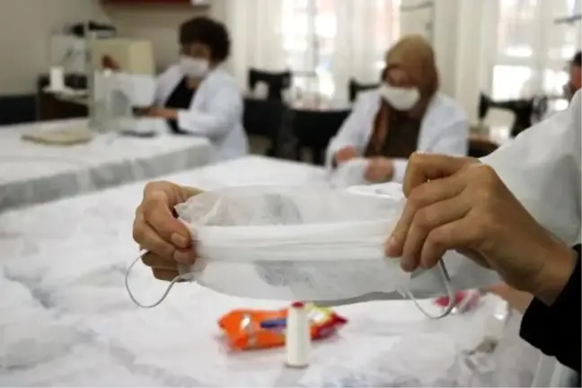 Gönüllü eğitmenlerden sağlık çalışanları için maske üretimi