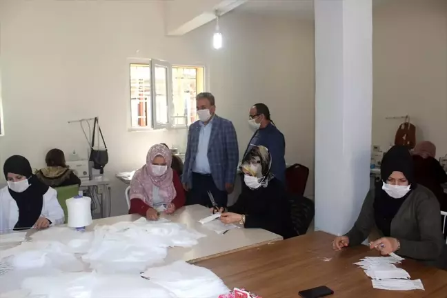 Şanlıurfa'da usta öğreticiler koronavirüse karşı maske üretiyor