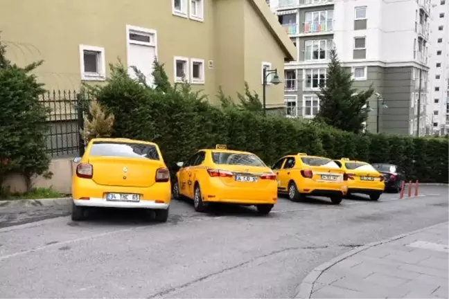 Taksicilerden koronavirüse maskeli eldivenli önlem