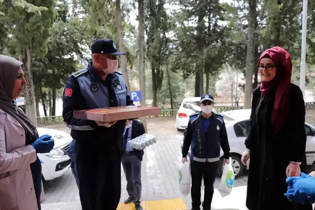 Akseki Belediyesi'nden sağlık çalışanlarına tatlı ikramı