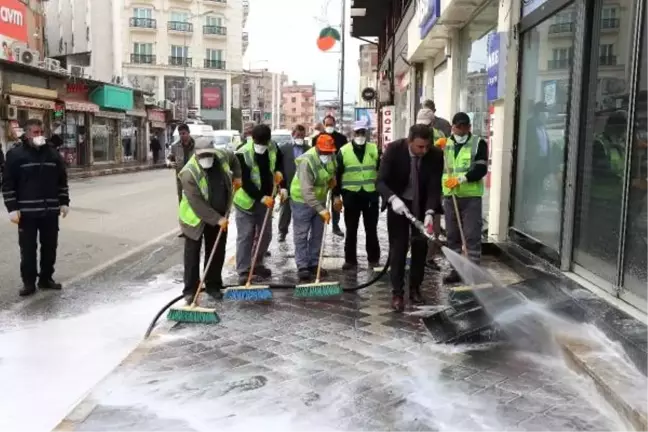 Iğdır Belediyesi yolları sabunlu suyla dezenfekte ediyor