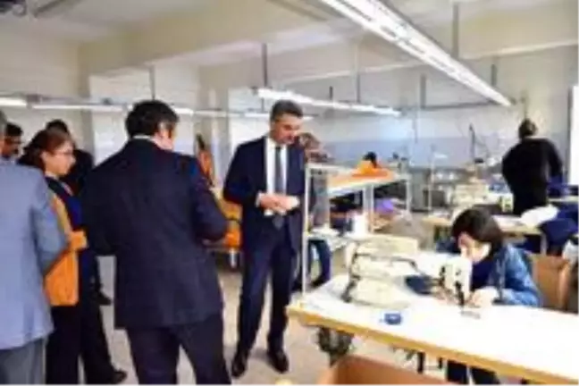 Vali Baruş, maske ve dezenfektan üretimi yapan liseleri ziyaret etti