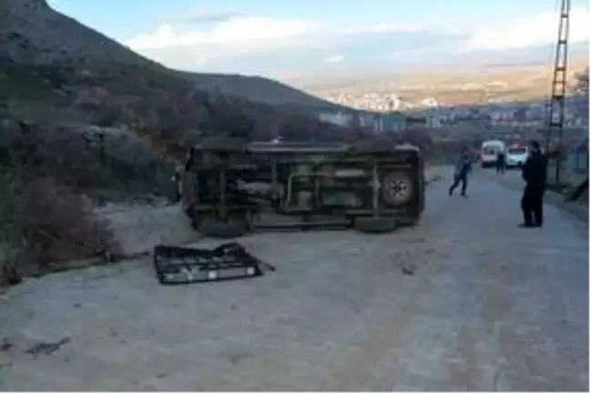 Elbistan'da devrilen kamyonetteki 2 kişi yaralandı