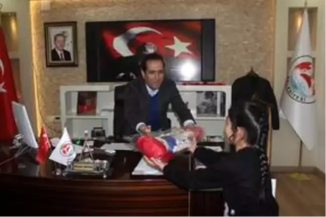 Şanlıurfalı 10 yaşındaki Avaşin'e Kaymakam Aktaş'tan oyuncak hediyesi