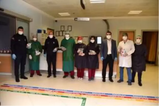 Trabzon'da polislerden, koronavirüsle mücadele eden sağlıkçılara tatlı ikramı