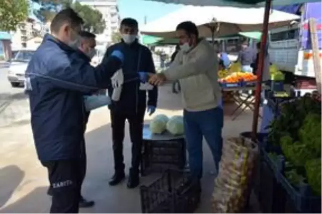 Görele'de pazar yerlerinde maske ve eldiven dağıtıldı