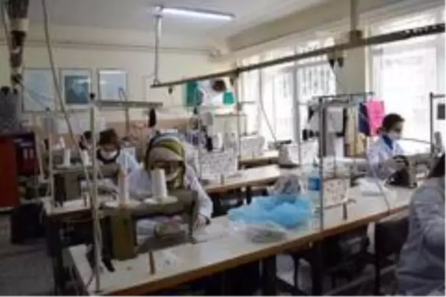 Meslek lisesi öğretmenlerinden maske üretimi