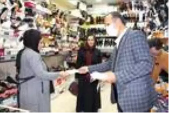 Şemdinli Belediye Başkanı Saklı, maske dağıttı