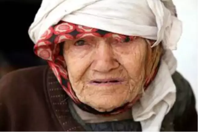 Aişe nine zorluklarla geçen yaşamına boyun eğmiyor