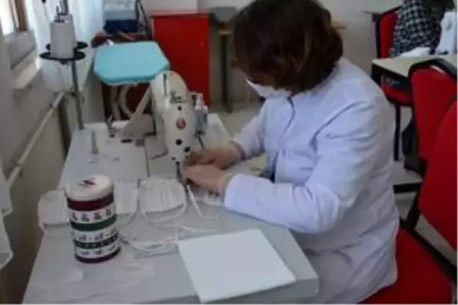 Görele'de gönüllü vatandaşlar maske üretiyor