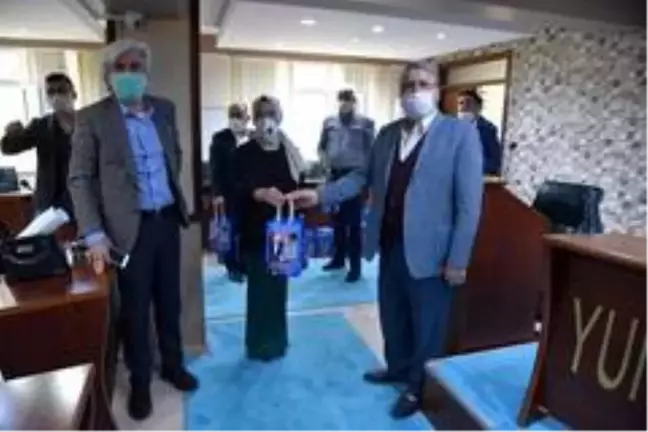 Yunusemre'den muhtarlara maske dağıtımı