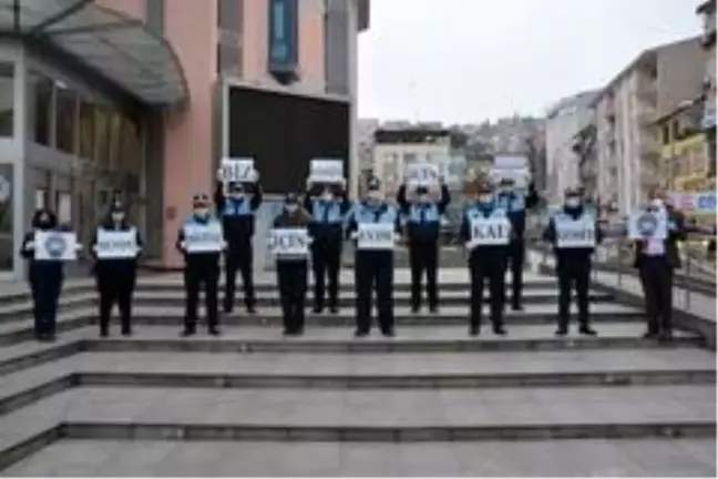 Zabıta, marketlerdeki sosyal mesafe uyumunu denetliyor