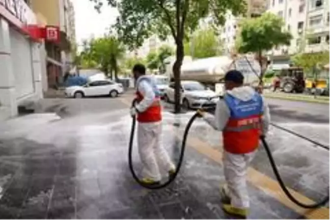 Diyarbakır'da cadde ve kaldırımlar tazyikli suyla yıkanıyor