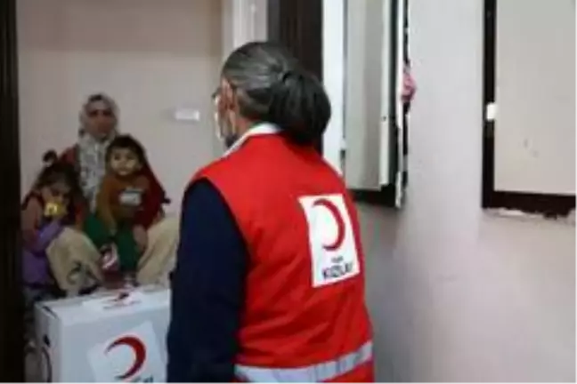 Türk Kızılayı'ndan engelli vatandaşlara gıda yardımı