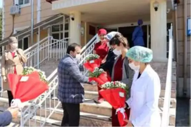 Başkan Özkan'dan sağlık çalışanları ve güvenlik güçlerine çiçekli teşekkür