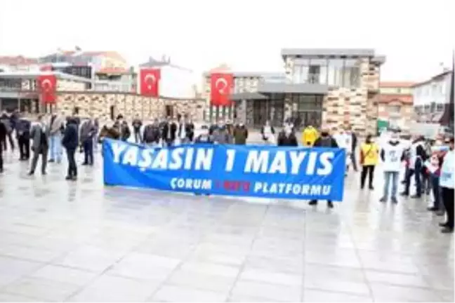 Çorum'da yağmur altında sosyal mesafeli 1 Mayıs kutlaması