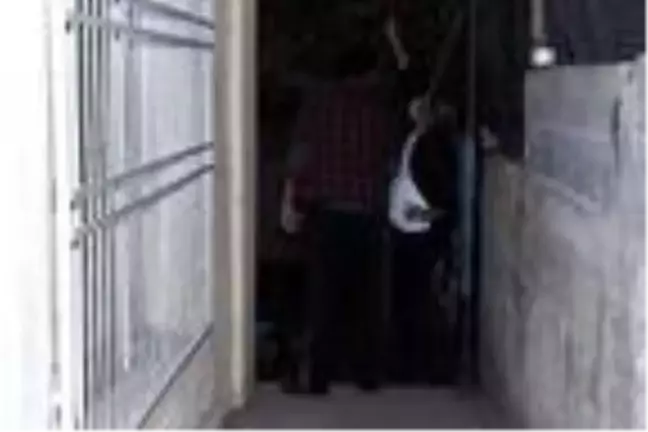Kaçan güvercinini yakalamak isterken damdan düşerek öldü