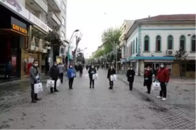 Adapazarı Belediyesi esnafa maske dağıttı