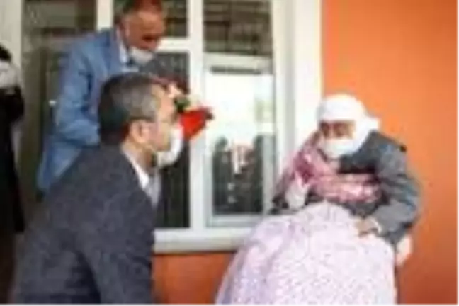 122 yaşındaki Emine nineye, Anneler Günü hediyesi