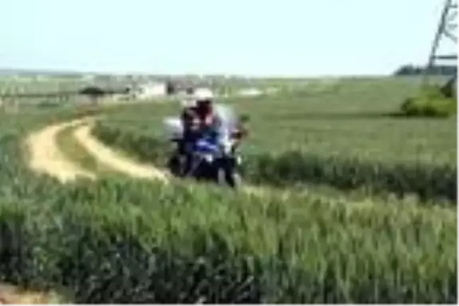 Tekirdağ sınırındaki tarlalarda, jandarmadan motosikletli denetim