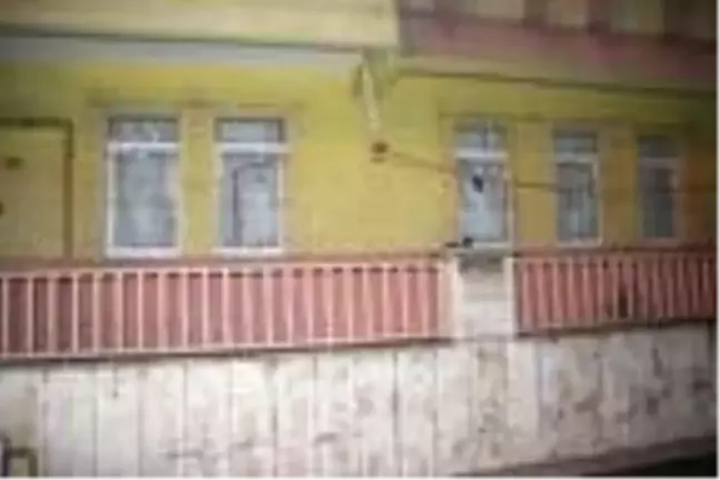 Kız arkadaşının evinin camlarını levye ile kırıp kaçtı