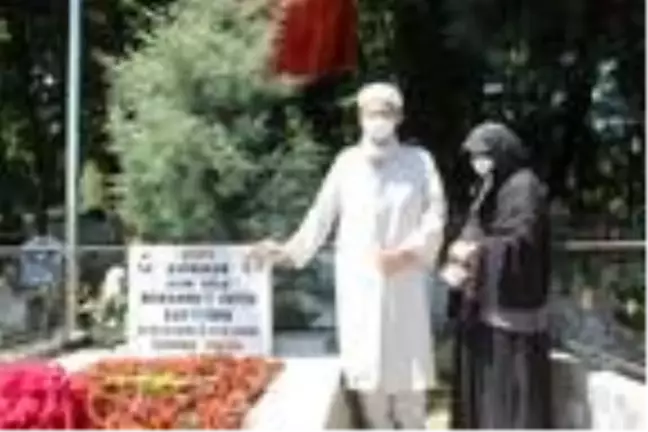 Şehit kaymakamının anne-babası, oğullarının mezarını ziyaret etti