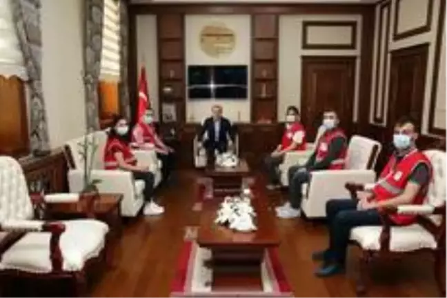 Genç Kızılay Gönüllüleri Vali Cüneyt Epcim'i ziyaret etti