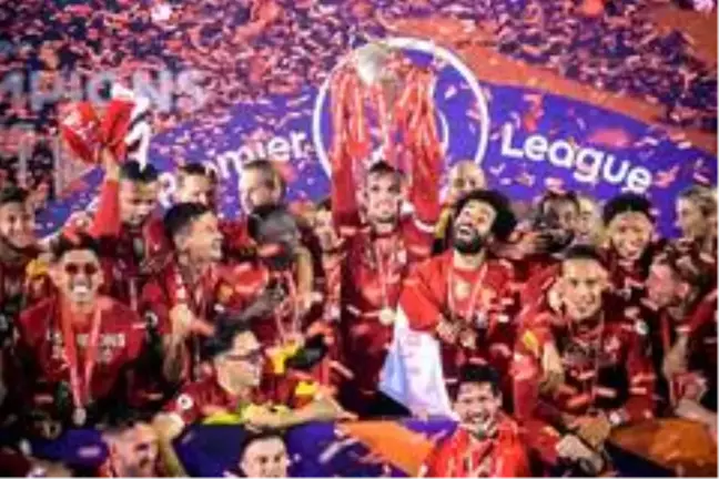 Liverpool şampiyonluk kupasını kaldırdı