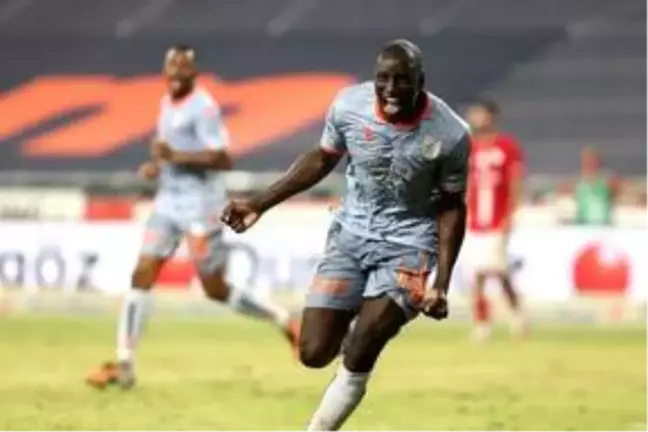 Demba Ba, Türkiye'deki Müslümanların yaşam tarzlarına şaşırdı: Caminin önünde ezan okunurken sigara içiyorlar