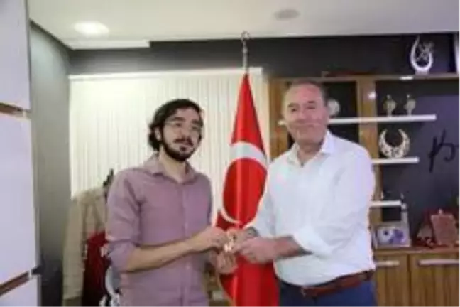 Başkan Şahiner'den başarılı öğrenciye ödül