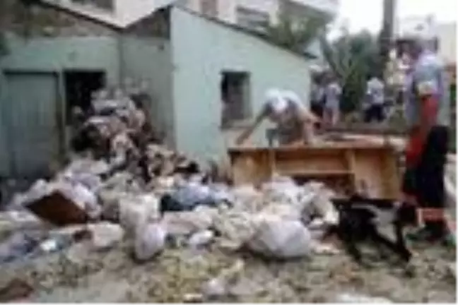 Sahibinin yaşamını yitirdiği evden 3 kamyon çöp çıkarıldı
