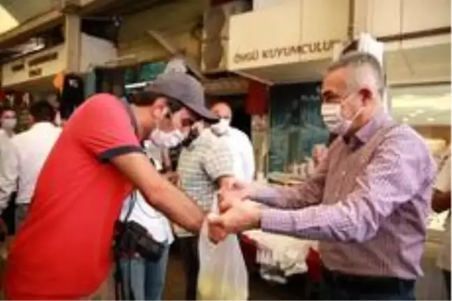Savaş'tan vatandaşlara incir ikramı