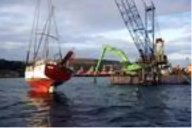 Tekirdağ'da kayalıklara çarpan yat kurtarıldı