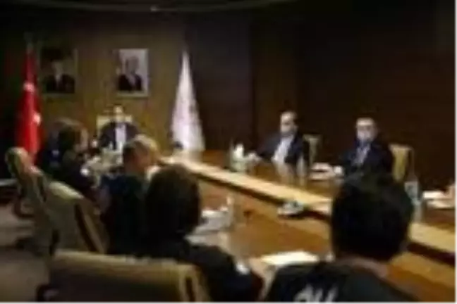 Son Dakika | Bakan Kasapoğlu, KKTC'ye kadar yüzen sporcularla bir araya geldi