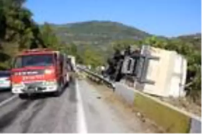 İnebolu'da freni boşalan kamyon devrildi: 2 yaralı