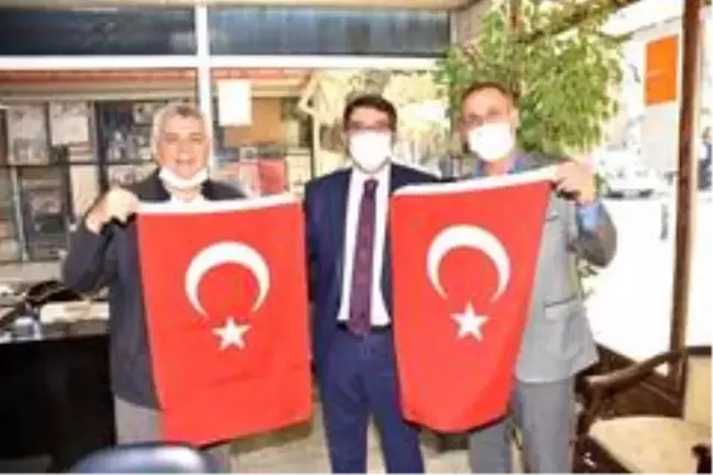 Başkan Çelik vatandaşlara Türk bayrağı dağıttı