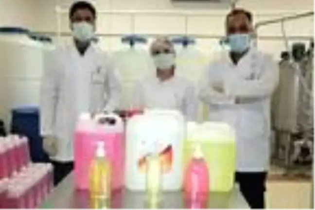 Dicle Üniversitesi'nde profesörler, günde 4 ton dezenfektan üretiyor